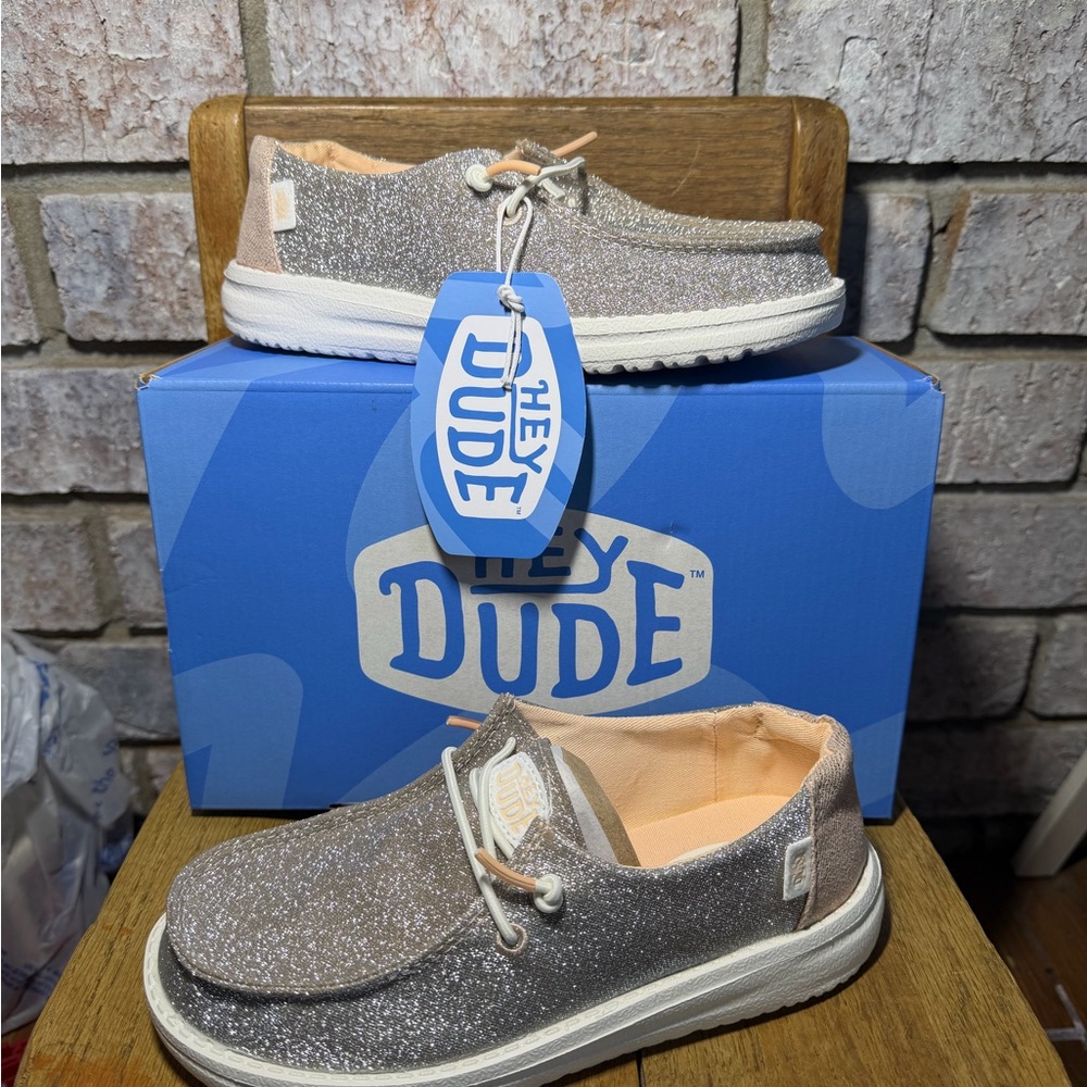 Youth Wendy Metallic Sparkle in Rose Gold Hey Dude’s size 1
